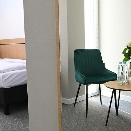 Hotel Parrot Raszyn Exteriör bild
