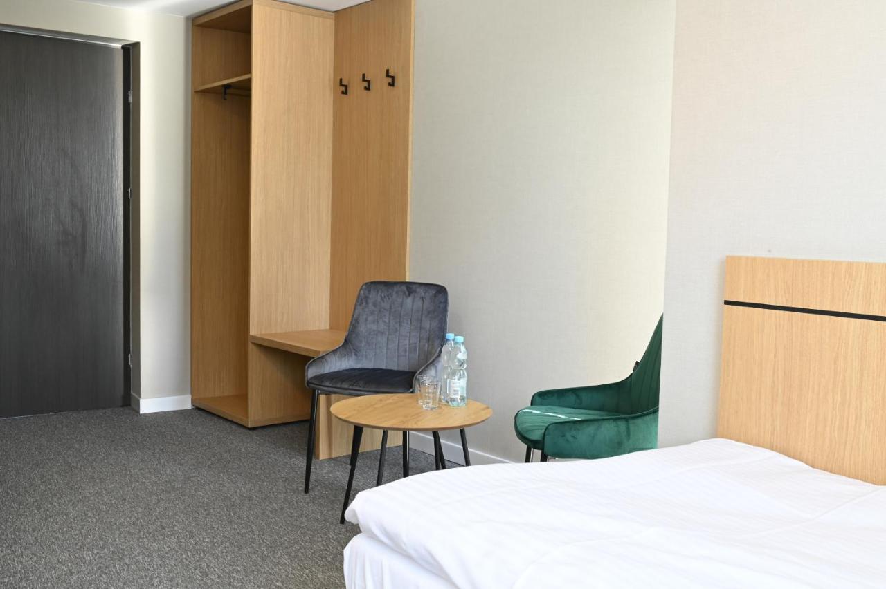 Hotel Parrot Raszyn Exteriör bild
