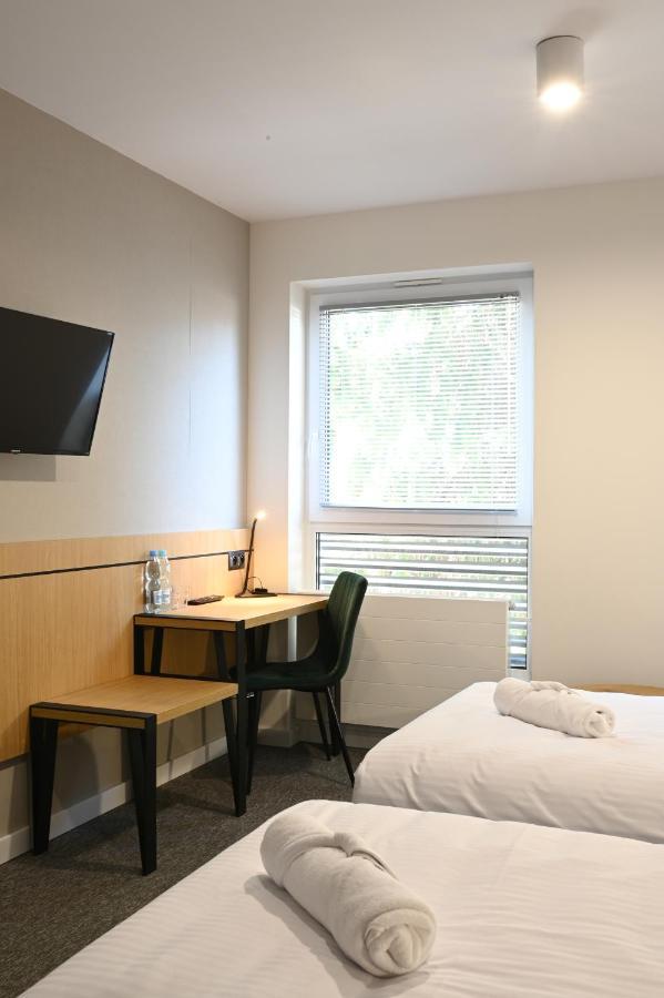 Hotel Parrot Raszyn Exteriör bild