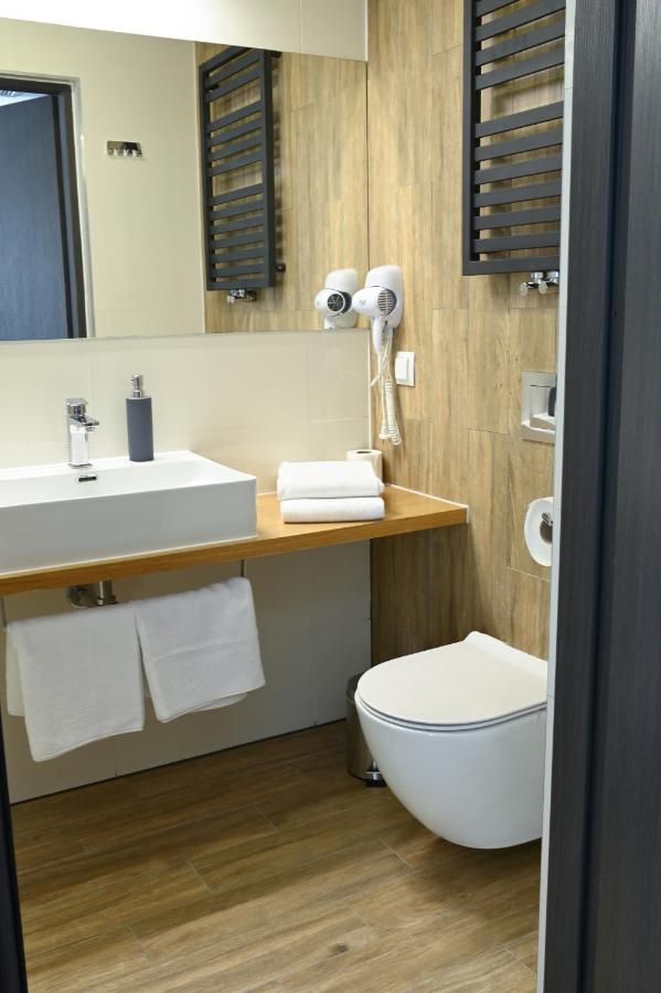 Hotel Parrot Raszyn Exteriör bild
